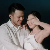 Jessica Mila sedang berbahagia setelah dilamar Yakup Hasibuan. Nuansa putih jadi dress code acara lamaran super romantis berlatar lautan berpagar bunga dengan lantunan suara merdu Tulus. (Foto: Instagram @salvynathan)