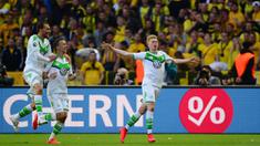 Kevin De Bruyne merayakan gol ke gawang Dortmund pada laga Piala Jerman di Berlin, Sabtu (30/5/2015). De Bruyne diprediksi akan menjalani debut bersama Manchester City pada laga pekan ini. (AFP Photo/John Macdougall)  