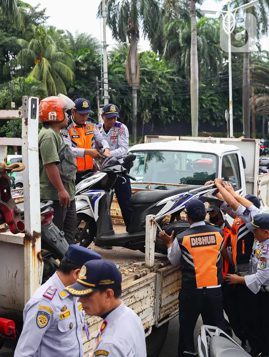 Puluhan kendaraan roda dua ditindak. (Liputan6.com/Angga Yuniar)
