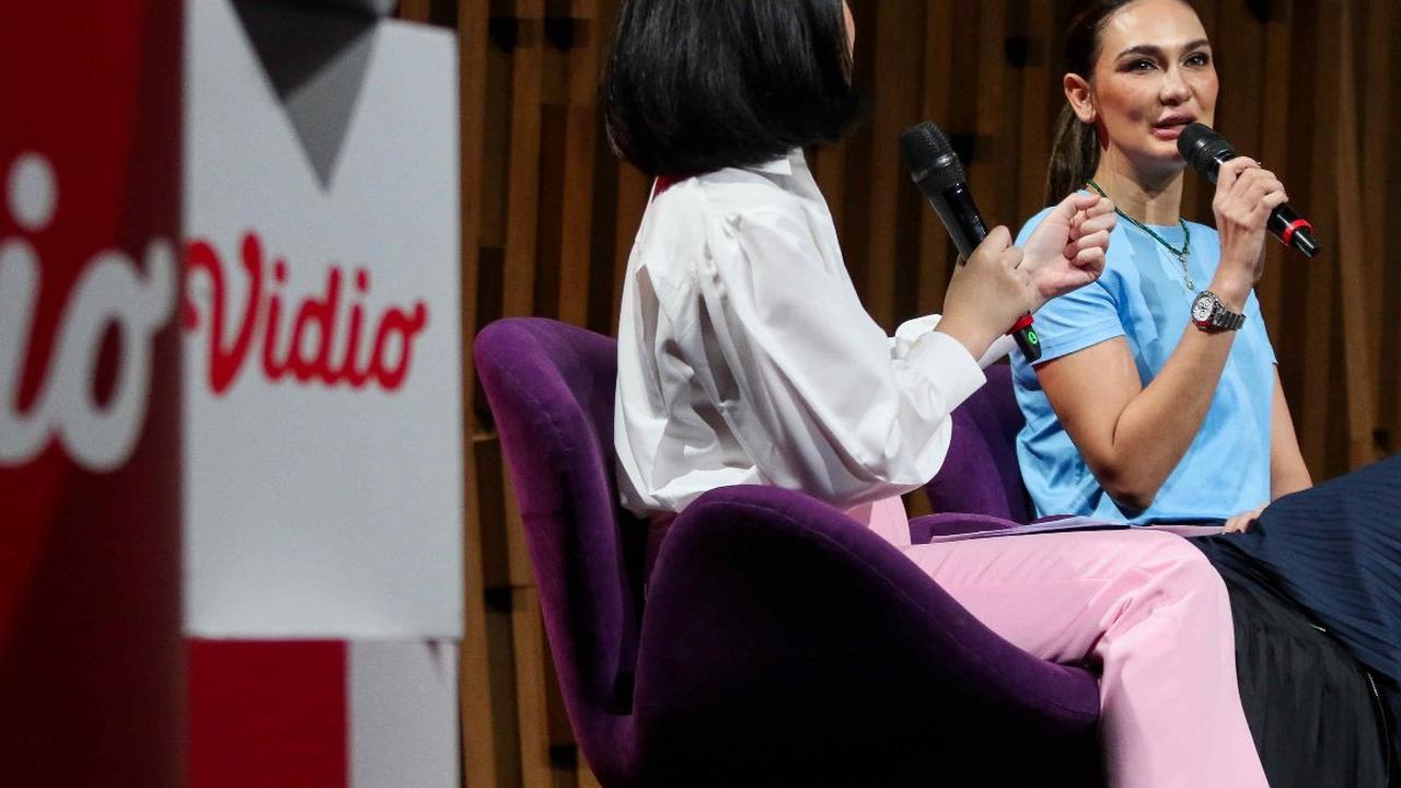 Aktris Luna Maya saat memberikan keterangan pada acara press conference ajang 'Tenis Bareng Luna' di SCTV Tower, Jakarta, Sabtu (24/8/2024).&nbsp;TS Media kembali menghadirkan acara olahraga istimewa bertajuk 'Tennis Bareng Luna' untuk merayakan hari spes
