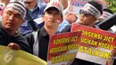 Sejumlah pekerja JICT melakukan aksi unjuk rasa di depan Gedung KPK, Jakarta, Kamis (10/3/2016). Dalam aksinya mereka menuntut penuntasan kasus perpanjangan kontrak PT Jakarta International Container Terminal (JICT). (Liputan6.com/Helmi Afandi)