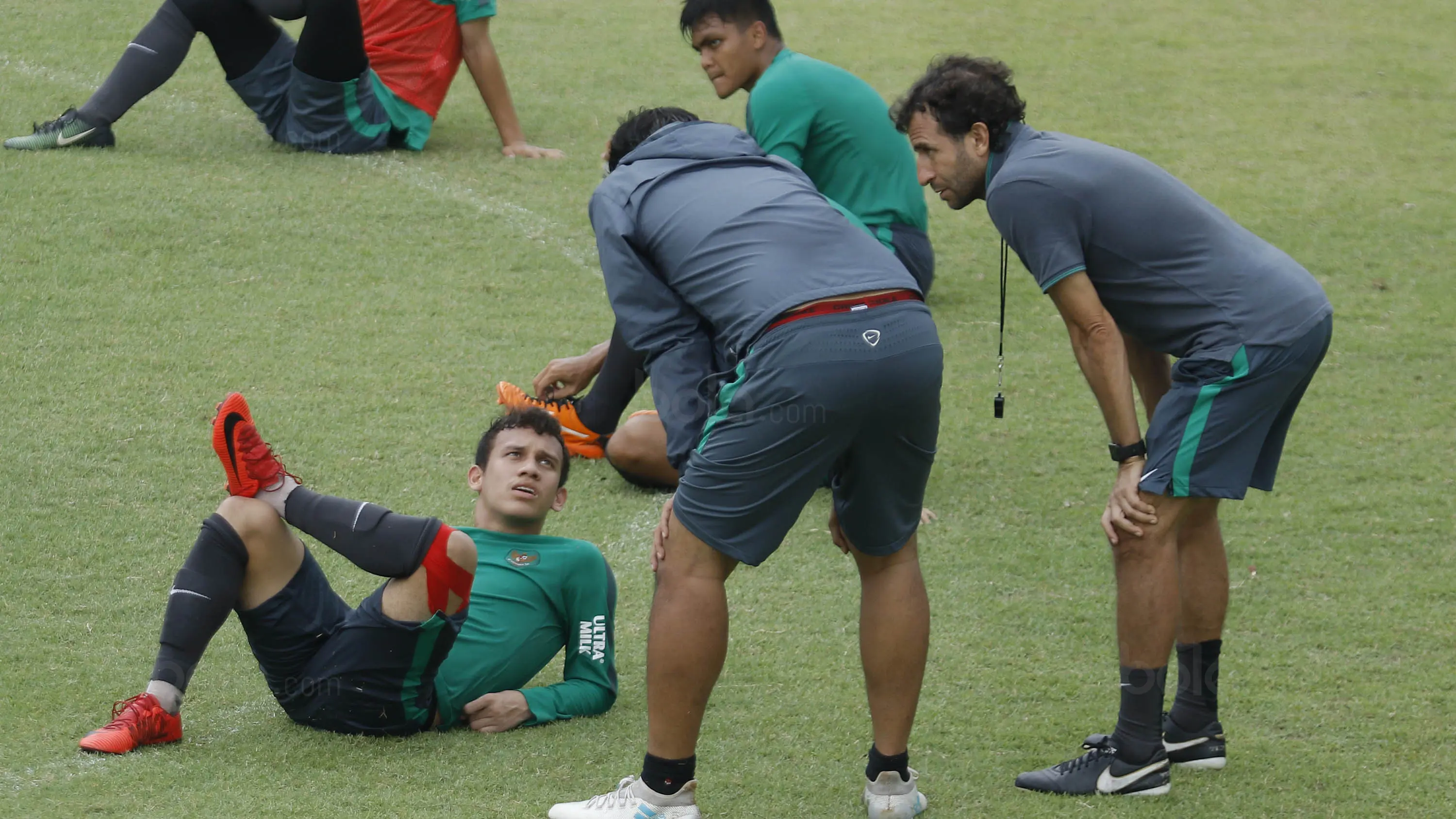 Penyerang Indonesia, Egy Maulana Vikri, berbincang dengan Luis Milla, saat latihan di Lapangan ABC, Senayan, Kamis (18/1/2018). Tampil memukau bersama Timnas Indonesia U-19, Egy berpeluang perkuat Timnas di Asian Games 2018. (Bola.com/M Iqbal Ichsan)