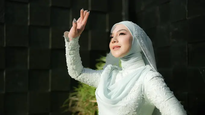 6 Potret Inspirasi Baju Kurung dari Irish Bella dan Pevita Pearce yang Baru Saja Menikah