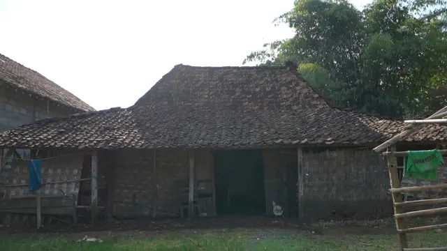 Punijah mengaku tak henti-hentinya merasa haru setiap kali mengingat bahwa anaknya kini kembali duduk di bangku sekolah. (Foto: Badan Komunikasi RI)
