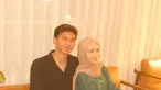 Warganet mulai memperhatikan gaya pacaran Ayman usai ia mengikuti tren "Kalau saja aku bukanlah pengangguran..." di TikTok. Dalam videonya, Ayman menampilkan foto cantik Nadine sambil menambahkan tulisan "Sudah ku pacari kau." Unggahan itu langsung disambut beragam komentar. (Liputan6.com/Tiktok/@aymansbarubangun)