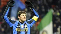 Selebrasi kapten Inter Milan, Javier Zanetti setelah memenangi derby kontra AC Milan di San Siro, Milan, 15 Februari 2009. Inter menang 2-1. AFP PHOTO/DAMIEN MEYER