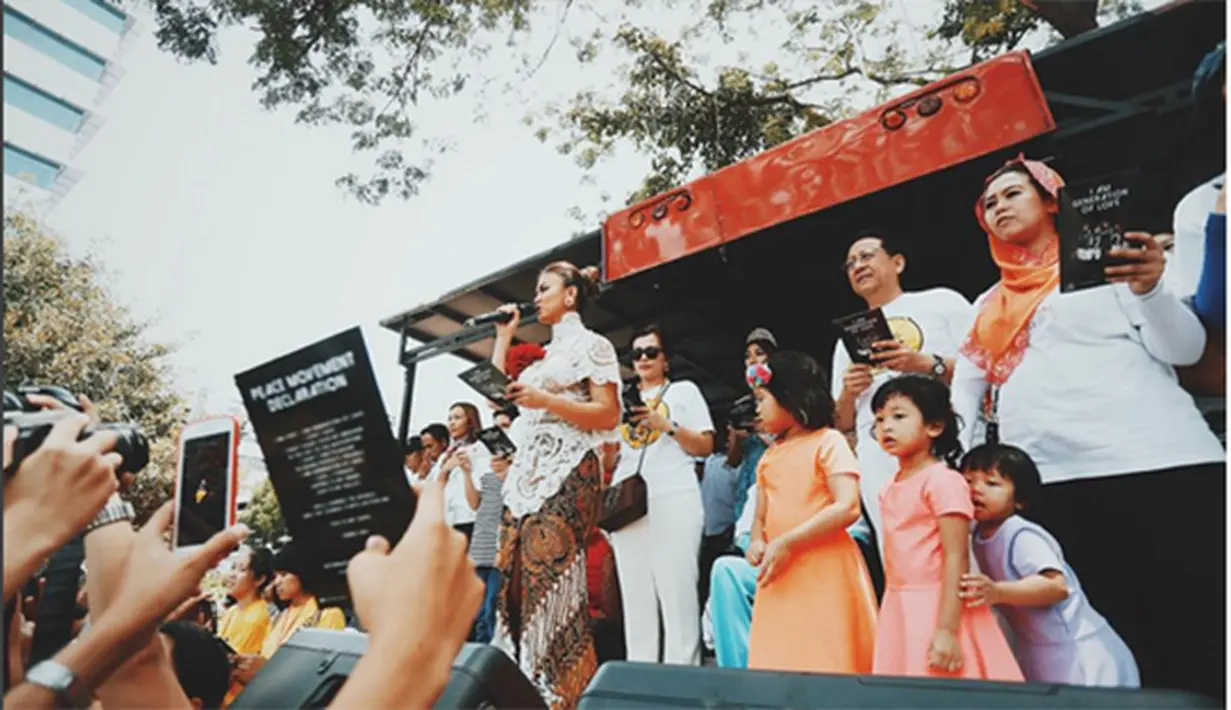 Yang lebih membanggakan, naskah tersebutu ia sendiri yang menulis. Deklarasi tersebut kemudian ditandatangi Agnes, Gubernur DKI Jakarta Basuki Tjahja Purnama, dan Shinta Nuriyah, istri mantan Presiden KH Abdurrahman Wahid. (Via Instagram/@agnezmo)