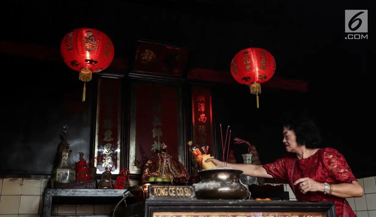 Warga keturunan Tionghoa menuangkan botol minyak pada perayaan Tahun Baru Imlek 2570 di Vihara Boen Tek Bio, Pasar Lama, Tangerang, Selasa (5/2). (Liputan6.com/Fery Pradolo)