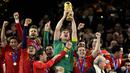 Bersama timnas Spanyol, kariernya pun cukup mentereng. Ia adalah kapten yang membawa Tim Matador menjuarai Piala Dunia 2010, Euro 2008 dan 2012. (AFP/Javier Soriano)
