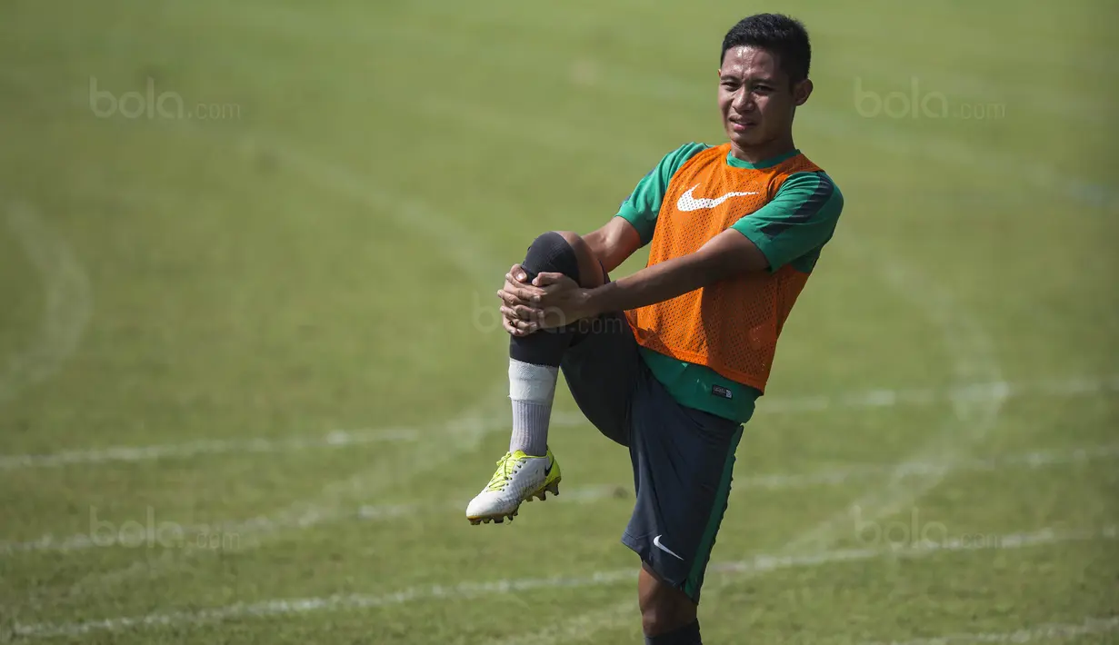 Evan Dimas tak bisa tampil saat melawan Vietnam karena terkena akumulasi kartu kuning pada laga melawan Timor Leste di SEA Games 2017 Malaysia. (Bola.com/Vitalis Yogi Trisna)