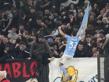 Pemain Lazio, Danilo Cataldi, merayakan gol ke gawang AS Roma pada laga pekan ke-27 Serie A 2022/2023 di Stadion Olimpico, Senin (20/03/2023). Lazio berhasil memenangkan laga derby melawan AS Roma. (AP Photo/Gregorio Borgia)