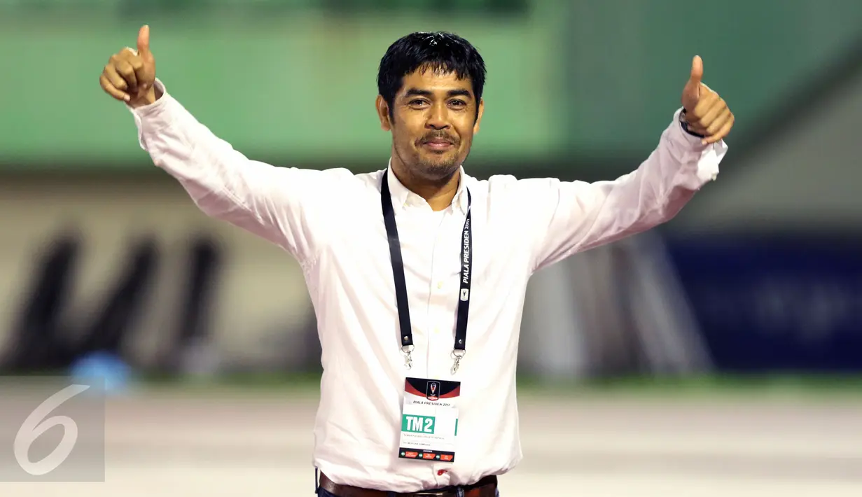 Pelatih Semen Padang, Nil Maizar tersenyum usai memenangi laga 8 besar Piala Presiden 2017 melawan Bhayangkara FC di Stadion Manahan, Solo, Minggu (26/2). Semen Padang unggul 1-0. (Liputan6.com/Helmi Fithriansyah)
