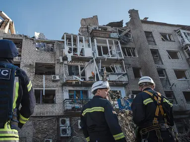 Dalam foto yang disediakan oleh Layanan Darurat Ukraina ini tim penyelamat bekerja di lokasi sebuah bangunan yang rusak setelah serangan rudal Rusia di Pokrovsk, wilayah Donetsk, Ukraina, Selasa (8/8/2023). (Ukrainian Emergency Service via AP Photo)
