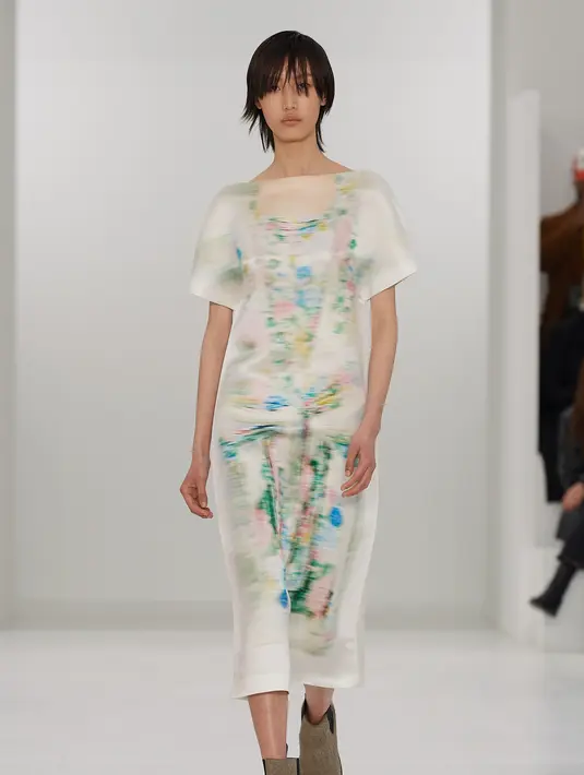 Lihatlah dress dengan motif buram dari material satin duchess putih ini. Gambar buram dari tahun 1940-an terlihat seperti ‘hantu’ yang menipu mata saat dilihat di internet. [@loewe]