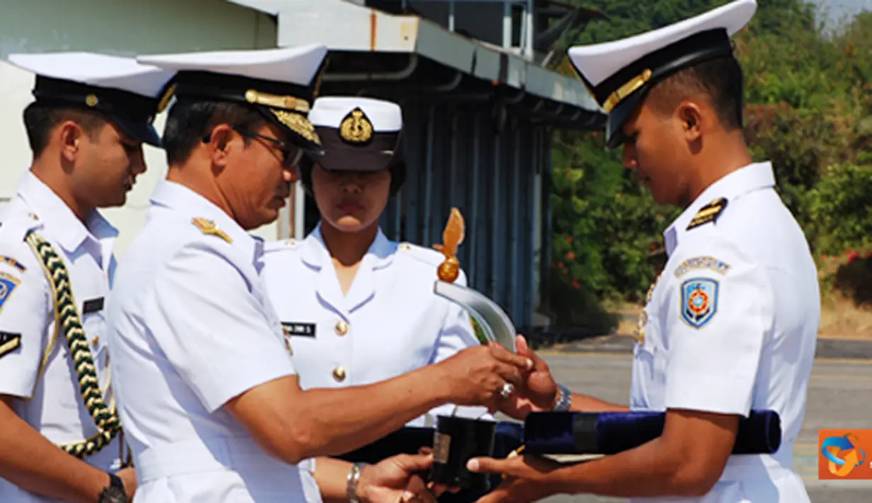 Citizen6, Sidoarjo: Komandan Kobangdikal Laksda TNI Sadiman memimpin langsung jalannya upacara penutupan pendidikan yang digelar di
Base Ops Juanda, Senin (17/10). (Pengirim: Penkobangdikal)
