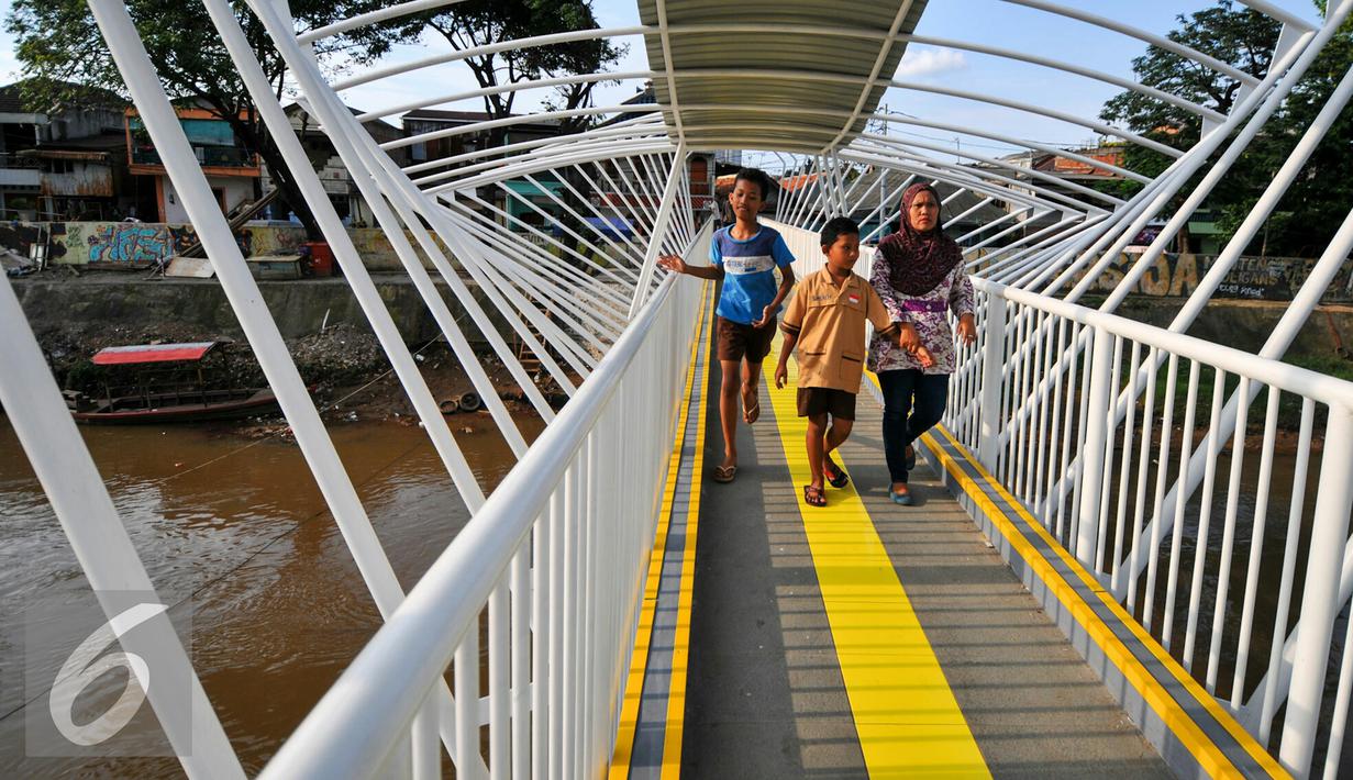 JPO yang menghubungkan kawasan Menteng Tenggulun dan Manggarai tersebut dibangun untuk menggantikan transportasi perahu eretan yang selama ini digunakan warga, Jakarta, Rabu (27/4/2016). (Liputan6.com/Yoppy Renato)