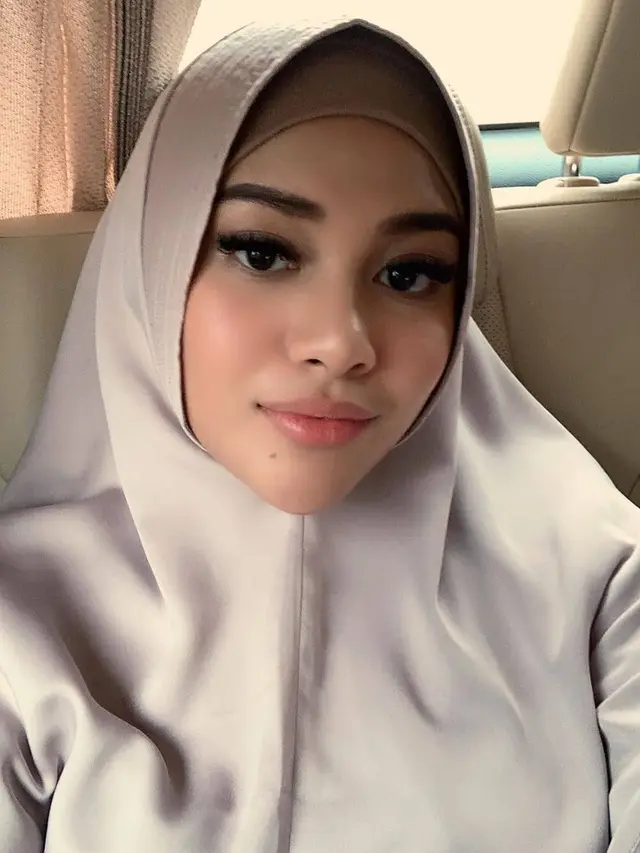 Gaya Aurel Hermansyah Dalam Balutan Hijab (sumber: instagram/aurelie.hermansyah)