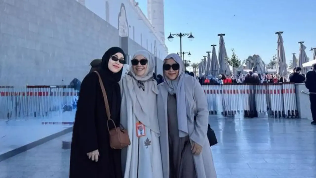 Ayu Ting Ting Unggah Pesan Menyentuh Hati Rayakan Hari Ibu Saat Umrah (credit: https://www.instagram.com/ayutingting92/)