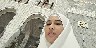 Potret Dian Sastrowardoyo Umrah Bareng Keluarga (Sumber: Instagram/therealdisastr)