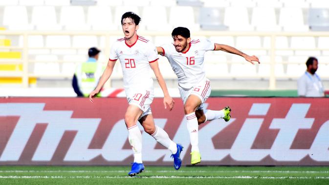 Striker Timnas Iran, Sardar Azmoun, saat selebrasi seusai menjebol gawang Vietnam pada laga kedua Grup D Piala Asia 2019 di Al Nahyan Stadium, Abu Dhabi (12/1/2019). (AFP/Khaled Desouki)