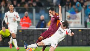 Gelandang AC Milan Luka Modric berusaha merebut bola dari bek AS Roma Zeki Celik di pekan ke-22 Liga Italia 2025/2026 di Olimpico, Senin (26/01/2026). (AP Photo/Gregorio Borgia)