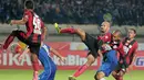 Aksi Ricardo Salampessy (tengah) dengan tendangan kungfu ke arah gawang Persi Bandung pada laga Torabika SC 2016 di Stadion Si Jalak Harupat, Bandung, (12/11/2016). (Bola.com/Nicklas Hanoatubun)