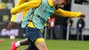 Bek Spanyol Villarreal Jaume menghadiri sesi latihan pada malam pertandingan Final Liga Eropa menghadapi di Gdansk, Selasa (25/5/2021). Final Liga Europa akan mempertemukan Villareal vs Manchester United (MU) pada Kamis, 27 Mei 2021 di Stadion Energa. (JANEK SKARZYNSKI / AFP)