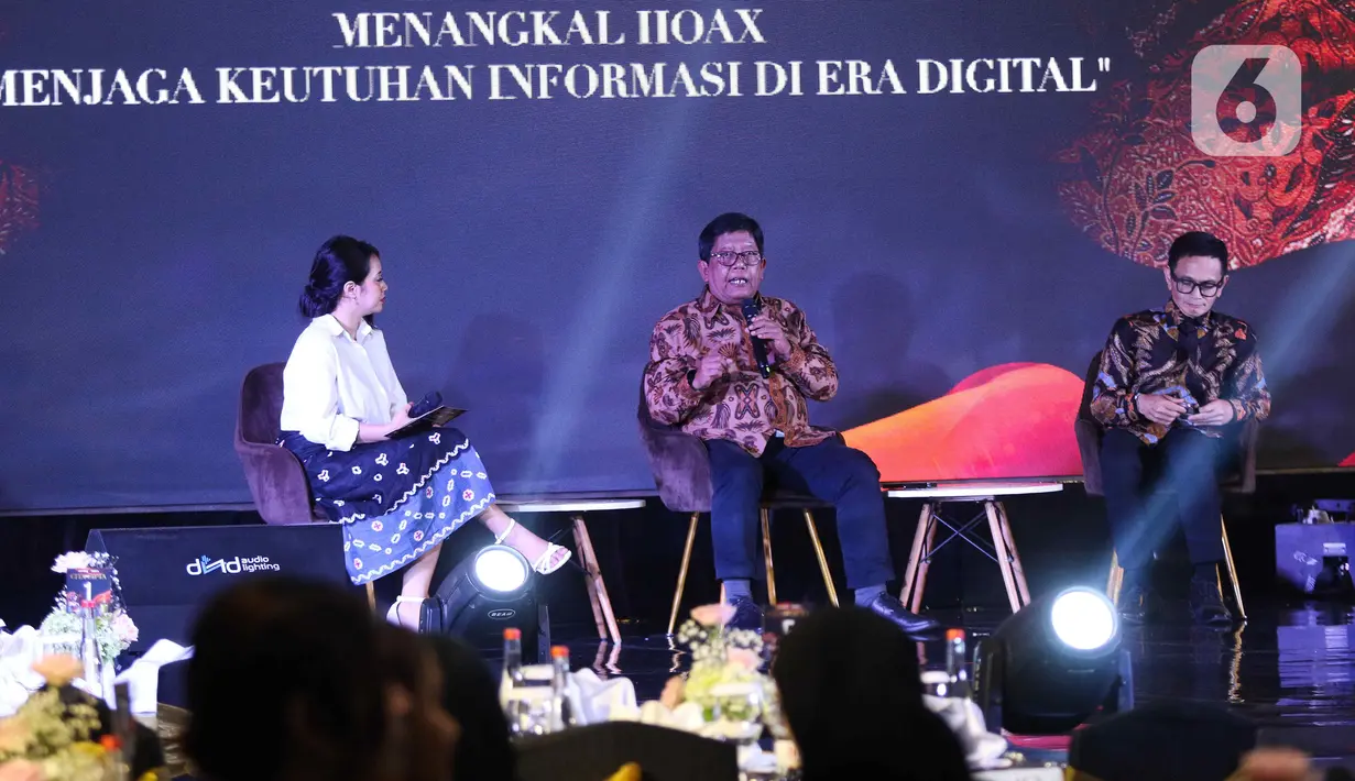Direktur Pemberdayaan Informatika Kementerian Komunikasi dan Informatika, Slamet Santoso bersama Yosi Mokalu selaku penyanyi, song writer, dan content creator menjadi pembicara dalam diskusi menangkal hoax pada acara Liputan6 x Fimela Cipta & Cipta di Hotel Shangri La, Jakarta, Rabu (31/7/2024). (Liputan6.com/Herman Zakharia)