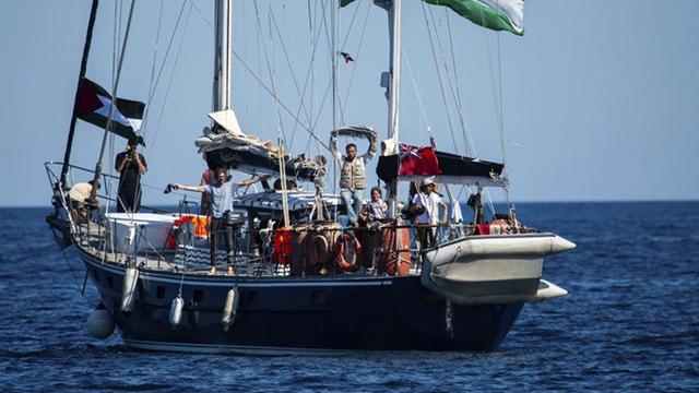 Para aktivis Freedom Flotilla Coalition (FFC) berlayar dengan kapal Madleen menuju Gaza dari pelabuhan Catania, Italia, di Sisilia, Minggu (1/6/2025).