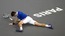 Petenis Serbia, Novak Djokovic, terjatuh saat berusaha mengembalikan bola pukulan Tomas Berdych dalam turnamen tenis ATP World Tour Masters 1000 di Paris, Prancis, (6/11/2015). (AFP Photo/Miguel Medina)