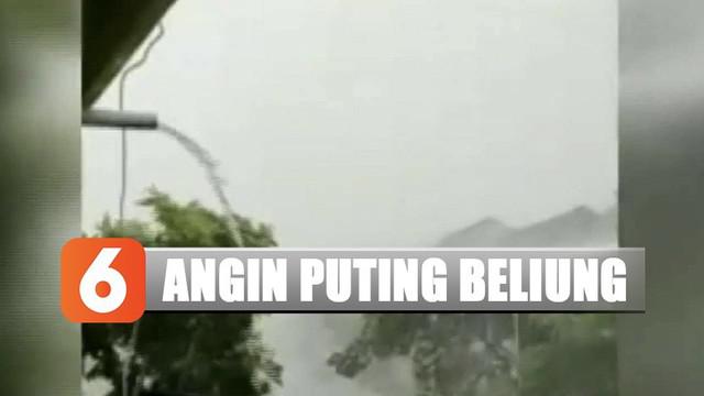 Saat hujan deras disertai angin kencang, suara adzan dan seruan takbir bersahut-sahutan.