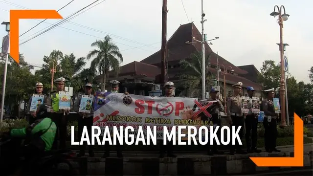 Piuluhan pengendara sepeda motor terkena razia lalu lintas karena mengendarai motor sambil merokok.