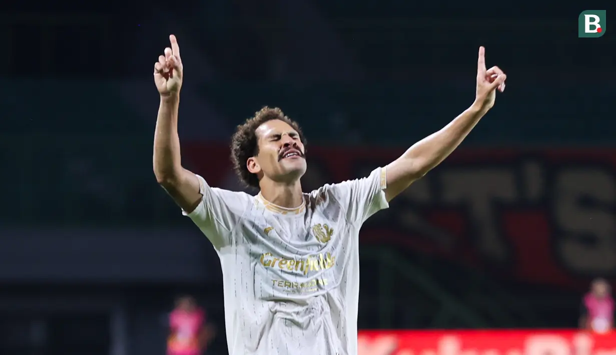 Selebarasi gol emosional Pablo Oliveira usai mampu mencetak gol pertama kemenangan Arema FC melawan Persija Jakarta dalam laga pekan 26 BRI Liga 1 2024/2025 yang digelar di Stadion Patriot Candrabhaga, Bekasi, Minggu (9/3/2025) malam WIB.