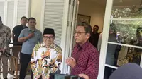 Ketua Umum Partai Kebangkitan Bangsa (PKB) Muhaimin Iskandar menyambangi kediaman Wakil Presiden ke-11 Boediono di rumah dinas, kawasan Menteng Jakarta Pusat, Rabu (17/5/2023). (Liputan6.com/Muhammad Radityo Priyasmoro)