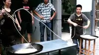 Buat Mi Sepanjang 60 Meter, Koki Ini Dikerumuni Seperti Selebriti
