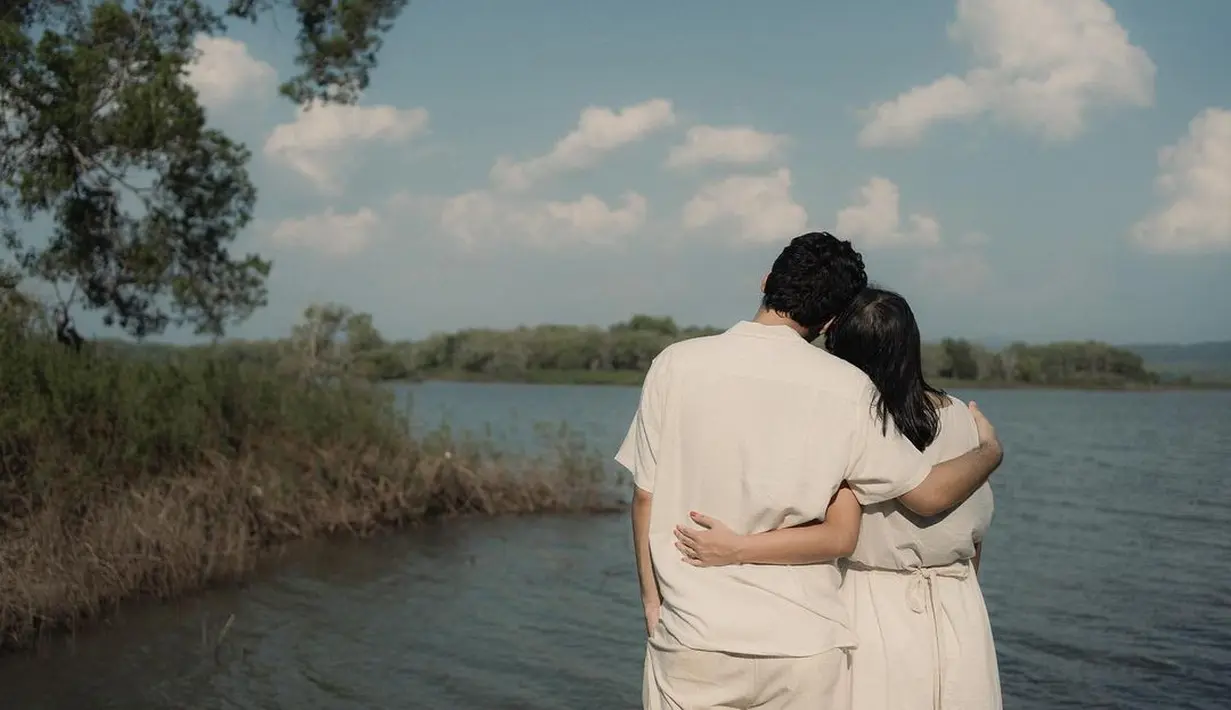 "God answered my prayer for sure. 🥹 Looking forward to loving you every step of the way @gregoriamrska 🤍 And dear friends, thankyou for the kind messages! Best wishes to you too from the bottom of our hearts," tulis mikha97 dalam unggahan 26 Juni. [Instagram/mikha97]