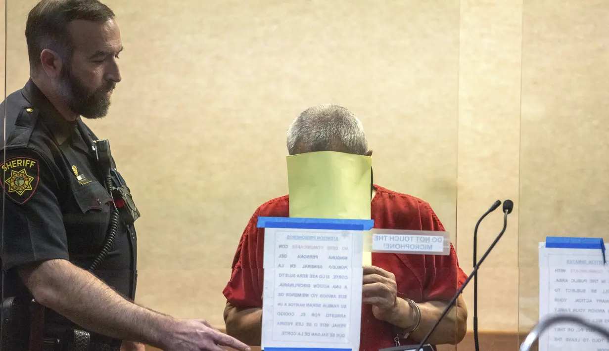 Chunli Zhao muncul untuk dakwaannya di Pengadilan Tinggi San Mateo di Redwood City, California, Rabu (25/1/2023). Zhao, seorang buruh tani yang dituduh membunuh tujuh orang dalam penembakan beruntun di dua peternakan jamur California Utara didakwa dengan tujuh tuduhan pembunuhan dan satu percobaan pembunuhan. (Shae Hammond/Bay Area News Group via AP, Pool)