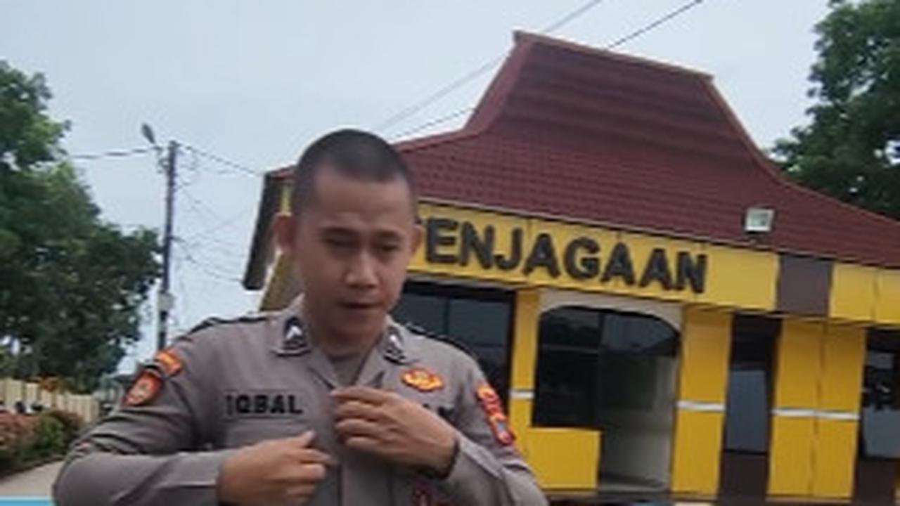 Kejutan Jenderal Berkaus Oblong, Anggota Jaga Langsung Lari Kancing Baju Jadi Sorotan
