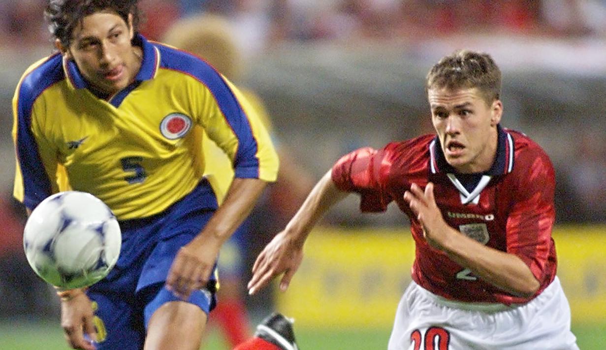 Pada laga ketiga menghadapi Kolombia (26/6/1998) sebagai laga penentu kelolosan ke babak 16 Besar, Michael Owen dipercaya menjadi starter dan tampil penuh selama 90 menit. Meski tak mencetak gol, namun perannya di lini depan turut membawa Inggris sukses menang 2-0 atas Kolombia dan meloloskan Three Lions ke babak 16 Besar. (AFP/Pedro Ugarte)