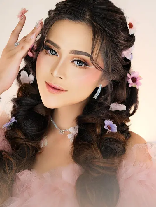 Melihat akun Instagramnya, Bella Bonita sering memamerkan kecantikan dirinya dalam berbagai gaya makeup. Salah satunya adalah dreamy look bak peri dengan nuansa merah muda yang super cantik ini. Winged-eyeliner putih dengan eyeshadow gradasi merah muda, tatanan rambut dengan jepit bunga-bunga, pas membuat Bella Bonita tampil bak peri. Foto: Instagram.