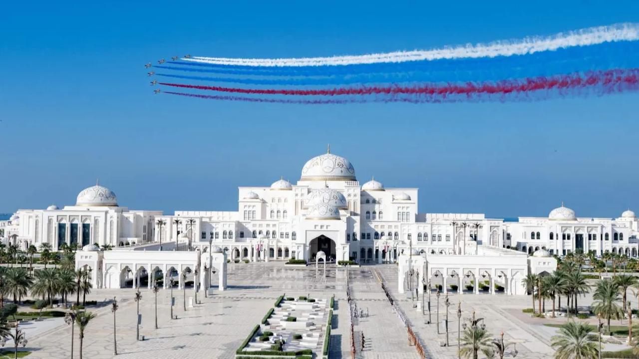 Sebelum ke Arab Saudi, Presiden Rusia Vladimir Putin terlebih dahulu mengunjungi UEA.<br><br>Tiba di Istana Qasr Al Watan, Abu Dhabi, Tim aerobatik Fursan menyambut kedatangan Vladimir Putin dalam kunjungan kenegaraan di Uni Emirat Arab (UEA).<br>
