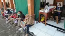 Warga Kelurahan Serua antre mendapatkan suntikan pertama vaksin COVID-19 Sinovac di musala Pesantren Nurul Hidayah, Serua, Kota Depok, Jawa Barat, Rabu (22/9/2021). Kegiatan Vaksinasi Merdeka yang diadakan Polda Metro Jaya ini menyisir warga pinggiran Jakarta dan Depok. (merdeka.com/Arie Basuki)