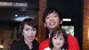 Pulang dari luar kota, Rian D'Masiv meluangkan waktunya bersama keluarganya. Bersama anak dan istrinya, ia mengajaknya menonton film anak-anak yang sukses di Malaysia, Boboi Boy. (Nurwahyunan/Bintang.com)