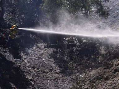 Petugas pemadam kebakaran memadamkan api di Hollywood Hills di Los Angeles pada hari Sabtu, 5 Agustus 2023. (AP Photo/Damian Dovarganes)