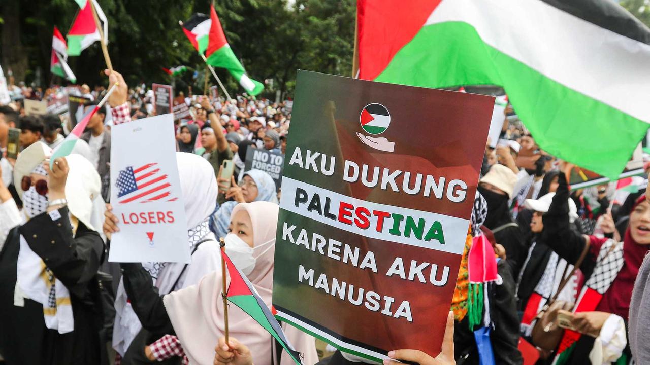 FOTO: Massa Membakar Replika Bendera Israel Saat Aksi Bela Palestina di Depan Kedubes AS Jakarta