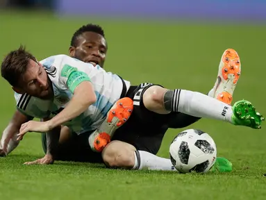 Kapten timnas Argentina, Lionel Messi berebut bola dengan pemain Nigeria, John Obi Mikel pada matchday terakhir Grup D Piala Dunia 2018 di Stadion St. Petersburg, Selasa (26/6). Argentina meraih tiket ke 16 besar setelah menang 2-1. (AP/Dmitri Lovetsky)
