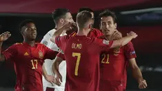 Penyerang Spanyol, Mikel Oyarzabal berselebrasi dengan rekan-rekannya usai mencetak gol ke gawang Swiss pada pertandingan  UEFA Nations League di Alfredo Di Stefano, Madrid, Spanyol (10/10/2020). Madrid menang tipis atas Swiss 1-0. (AP Photo/Manu Fernandez)