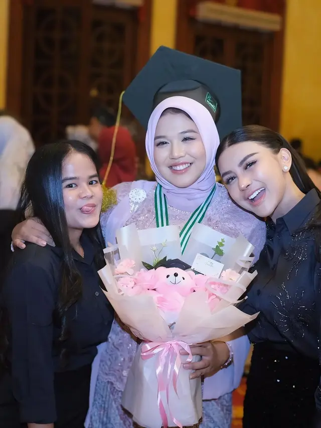 Potret wisuda Kanaya Tiara Atmaja anak ke-2 Bebizie Fatlanay (Sumber: Instagram/@bebizie)