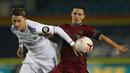 Gelandang Wolverhampton Wanderers, Daniel Podence, berebut bola dengan bek Leeds United, Robin Koch, pada laga Liga Inggris di Elland Road, Selasa (20/10/2020) dini hari WIB. Wolves menang 1-0 atas Leeds United. (AFP/Martin Rickett/pool)