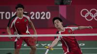 Pasangan Indonesia, Marcus Fernaldi Gideon/Kevin Sanjaya Sukamuljo menang dua gim langsung atas wakil Inggris, Ben Lane/Sean Vendy 21-15 dan 21-11 dalam laga fase grup bulu tangkis nomor ganda putra Olimpiade Tokyo 2020, Sabtu (24/7/2021). (Foto: AP/Dita